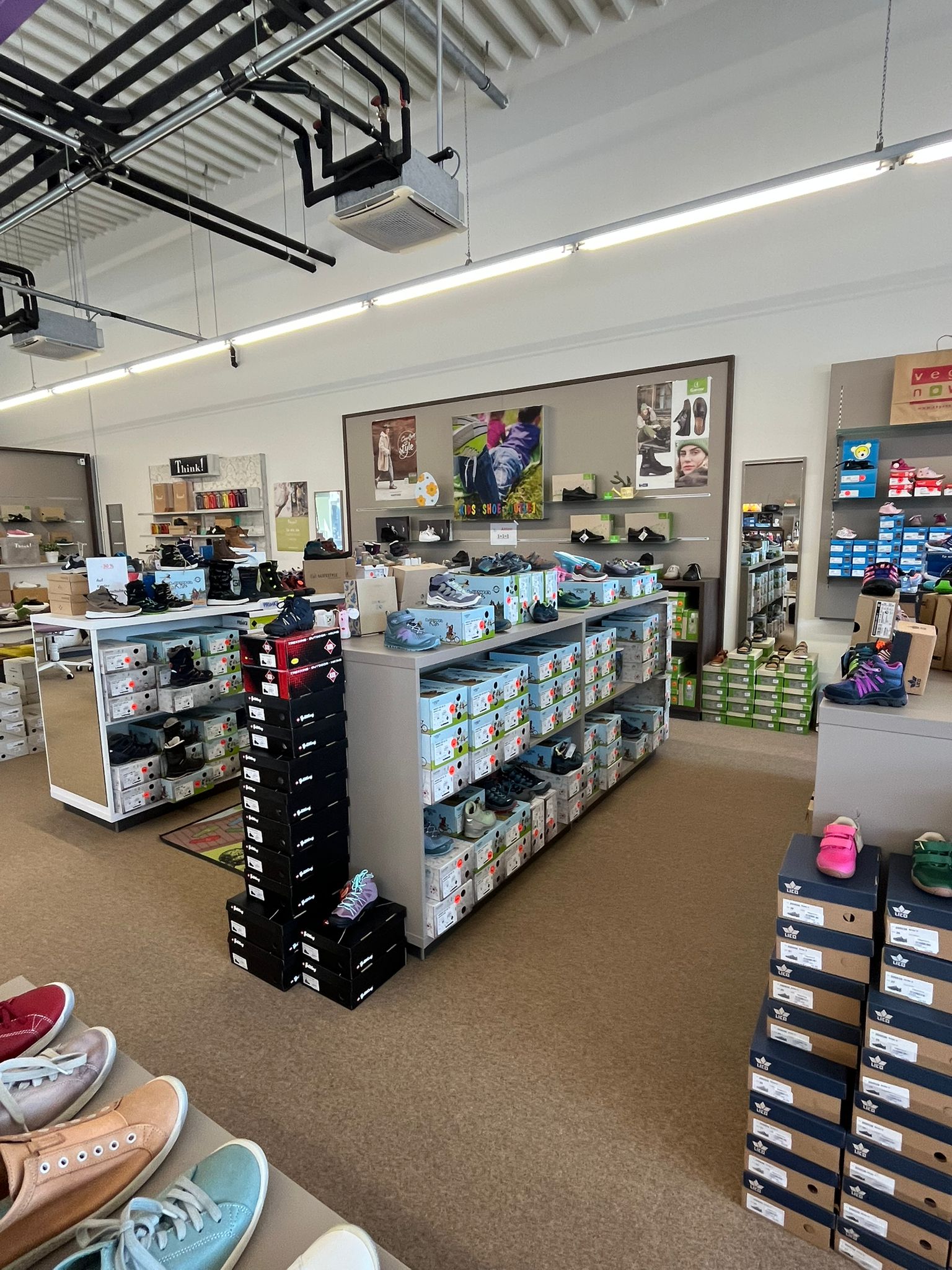 Kinderschuh-Sortiment im Kids Shoe Outlet Graz Nord